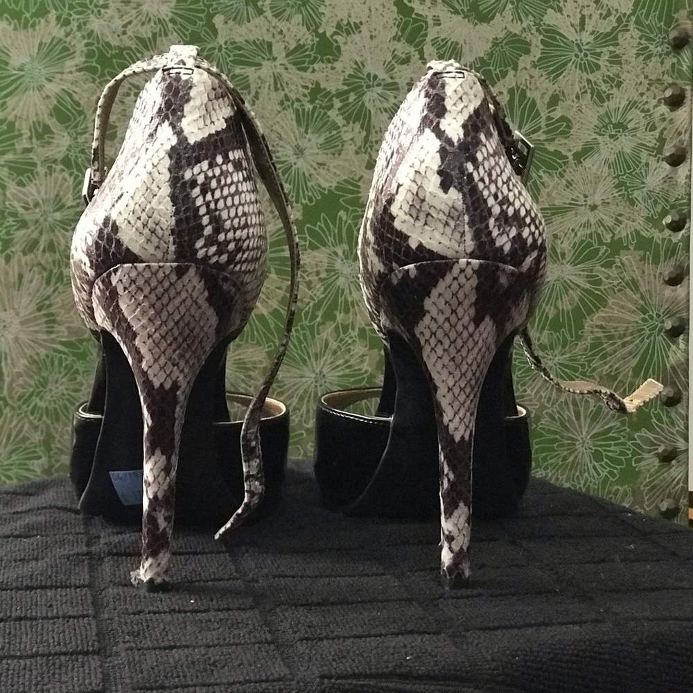 BCBG patent leather/Snakeskin Sandal